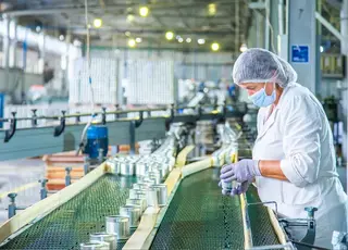 На Закарпатті родина переселенців відкрила крафтовий консервний цех