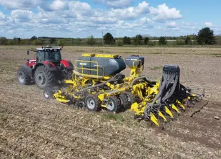 Смуговий посів соняшнику по стерні кукурудзи: як BEDNAR MATADOR MO6000 замінює кілька операцій одним проходом