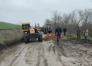 На Одещині селяни та фермери взялися самотужки рятувати сільські дороги