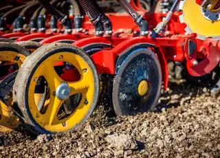 Контроль глибини, притискне зусилля і рівномірність висіву з сівалками Spirit 400-900С, що впливає на сходи зернових на старті сезону