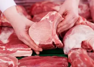 Україну завалюють закордонною свининою