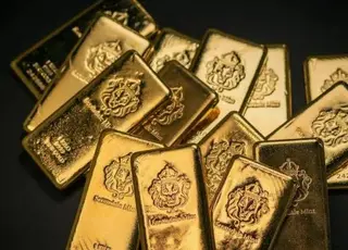 Ціни на золото різко знизилися після оновлення історичного максимуму