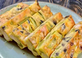 Солоний пиріг з куркою, кабачками та грибами: покроковий рецепт