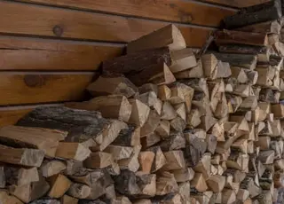 Стало відомо, як зберегти дрова сухими взимку та уникнути втрати тепла в домі