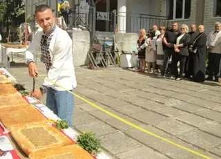 На Львівщині спекли рекордний красівський пиріг довжиною понад 35 метрів