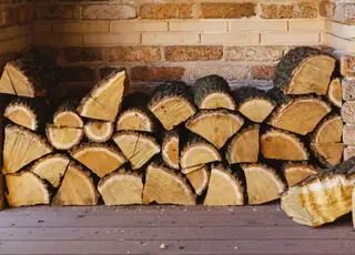 Стало відомо, які дрова горять найдовше, дають тепло та економлять гроші