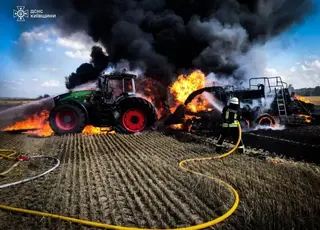 На Київщині під час роботи на полі загорівся трактор із прес-підбирачем