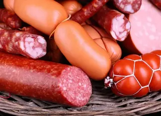 Стало відомо, де вигідніше купувати ковбаси та сосиски в Україні