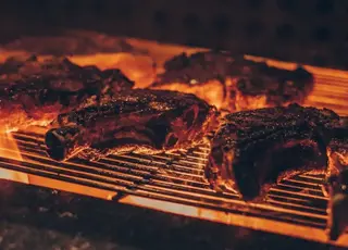 На Рівненщині ветеран готує стейки та ребра за авторською рецептурою