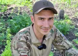 Військовий ЗСУ створив міні-город на передовій у східній Україні