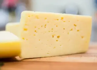 Попит на сирні продукти в Україні зростає через подорожчання сиру