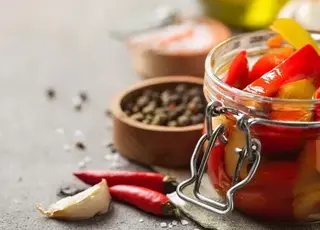 Як приготувати маринований болгарський перець з петрушкою та часником на зиму