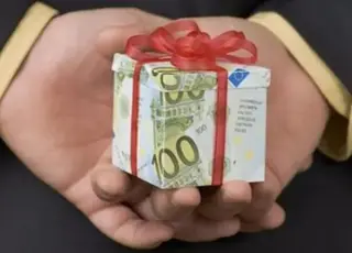 Українці мають сплачувати податки з грошових подарунків