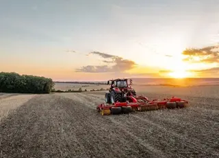 Один прохід — кілька задач: як Carrier вписується у сучасні технології Mini-Till та Strip-Till