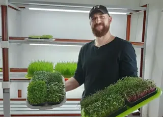 На Хмельниччині ветеран вирощує мікрозелень та їстівні квіти