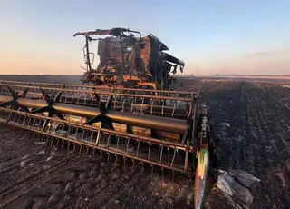 На Харківщині комбайн згорів разом із полем пшениці в результаті атаки дронів