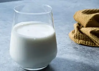 Справжній кефір зникає з полиць магазинів