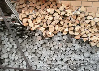 Пелети, брикети, дрова та вугілля — ціни та що вигідніше у 2026