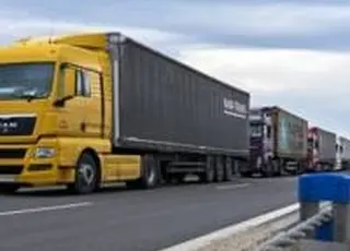 Майже половина автомобільного експорту агропродукції у серпні припала на Польщу