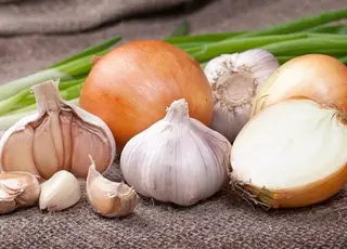 Названо 4 види добрив, якими необхідно підживити озимий часник та цибулю навесні