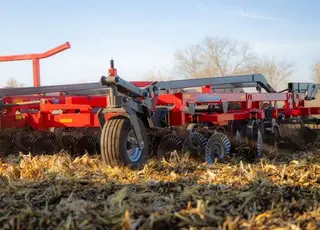 Розміри мають значення: Chisel Pro — 61 см діаметр дисків та 635 кг притискного зусилля  на кожну стійку лапи для ефективного обробітку