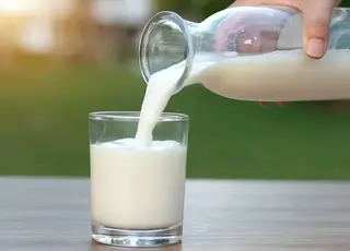 Домашнє молоко на Чернігівщині продають вже по 50 грн за літру