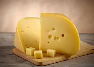 Імпорт сирів з ЄС витісняє українську продукцію: виробництво скорочується