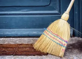 Де не слід зберігати віник у будинку: народні прикмети та поради