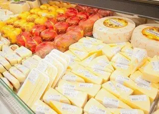 З поличок українських магазинів зникає вітчизняний сир
