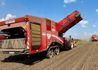 Єдиний в Україні самохідний картоплезбиральний комбайн працює на Львівщині