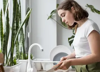 Як помити посуд без води: прості лайфхаки для відключень