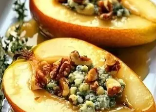 Як приготувати запечену грушу з сиром, горіхами та медом: корисний десерт