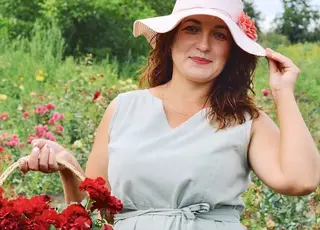 На Тернопільщині вчителька перетворила  город на велике трояндове господарство