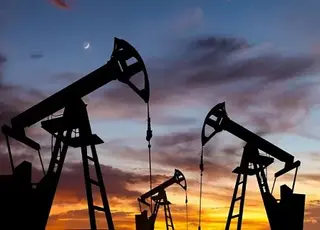 Світові ціни на нафту впали через побоювання щодо видобутку і мит США