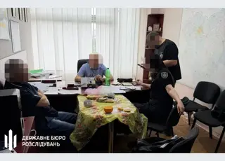 Посадовець Держгеокадастру вимагав 300 тисяч гривень хабара з фермера