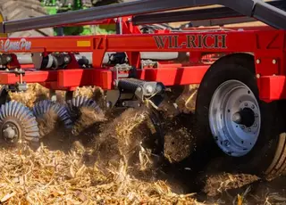 Wil‑Rich 483 Chisel Pro: розпушування ґрунту до 25 см і ретельне подрібнення решток за один прохід