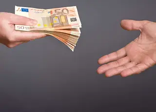 Суд наказав фірмі дружини депутата повернути борг за оренду великої ділянки у Києві