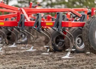 Передпосівний культиватор Wil-Rich як рішення для контролю бур’янів і переущільнення ґрунту навесні