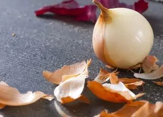 Чому лушпиння цибулі не варто викидати: сім корисних порад