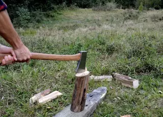 Як правильно рубати дрова: техніка безпеки та максимальна ефективність