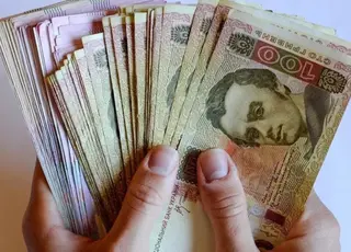 В Україні продавцям алкоголю, тютюну та працівникам АЗС встановили спецзарплати