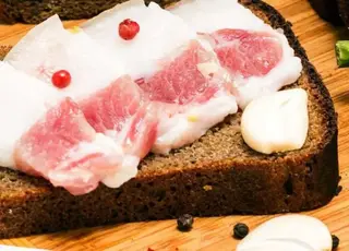 Сало чи масло: який продукт містить менше холестерину