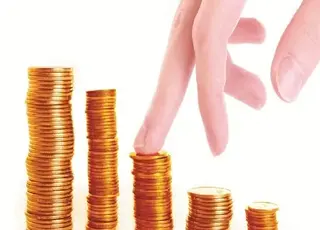 Як пенсіонери можуть отримати надбавку за особливі заслуги у 2025 році