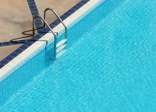 Який басейн краще замовити для будівництва у Львові: бетонний, поліпропіленовий чи композитний